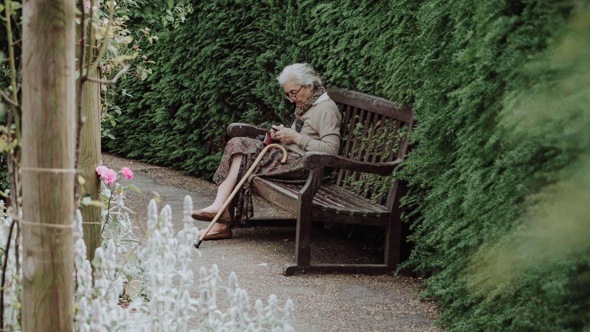 Alte Frau sitzt auf der Bank
