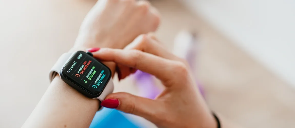 Gadgets wie eine Smartwatch können den Pflegealltag erleichtern. Quelle: Canva.de