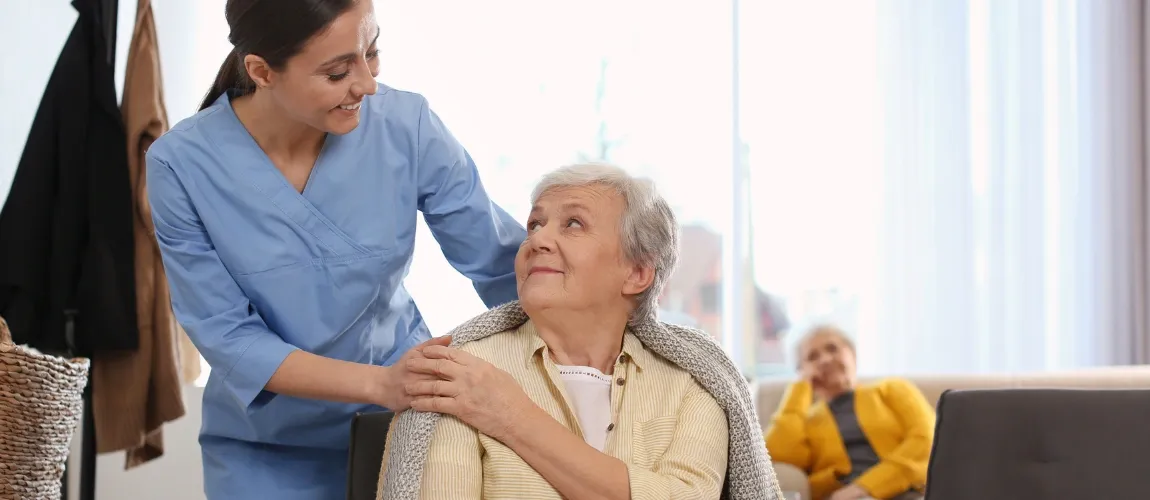 Gesundheits- und Krankenpflegeassistentin mit Patientin