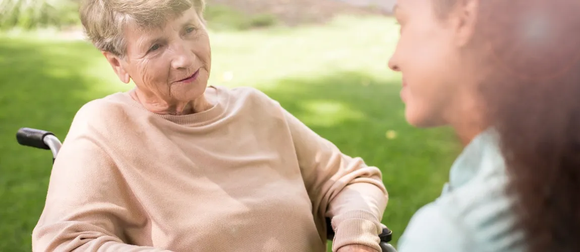Heilerziehungspflegehelferin und Patientin gemeinsam im Park