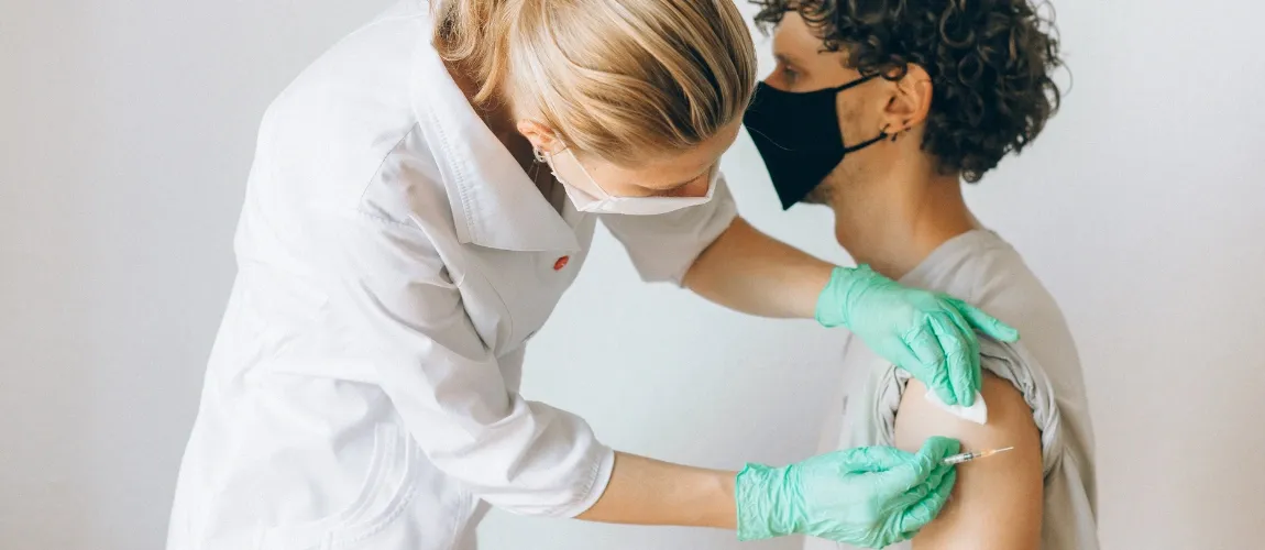 Ärzte impft Patient gegen Hepatitis