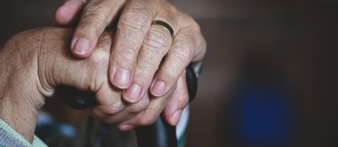 Steigende Kosten in Pflegeheimen - Ältere Frau in Nauaufnahme