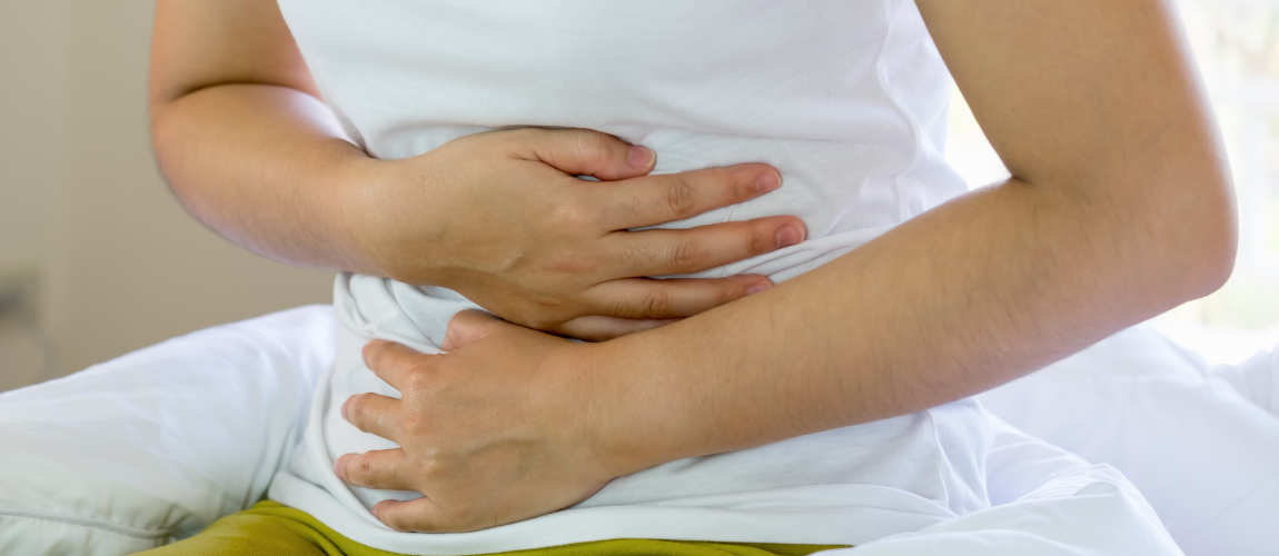Eine Patientin mit Morbus Crohn mit Schmerzen im Magen. 