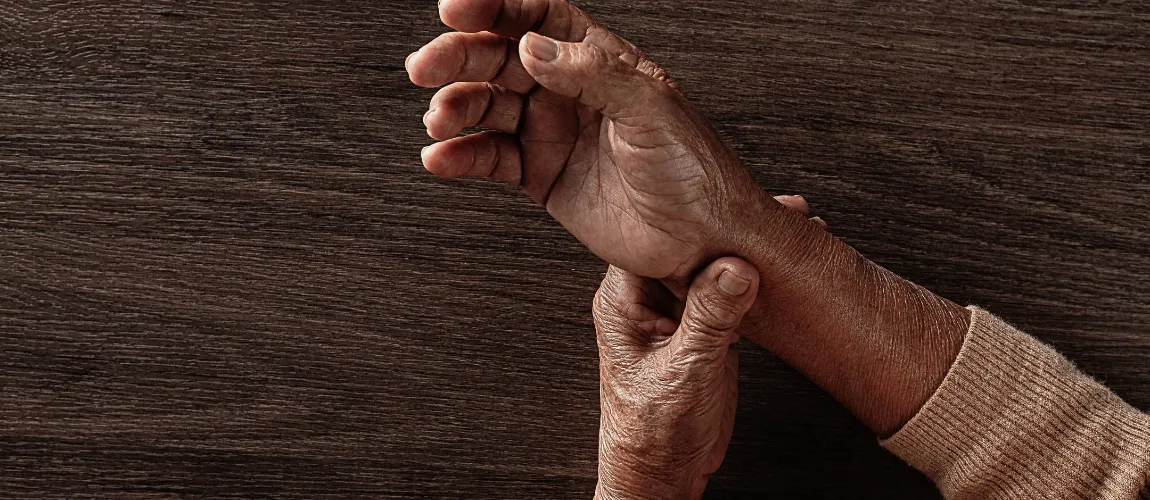 Symptome bei Parkinson - Zittern und Muskelschwäche sind typisch