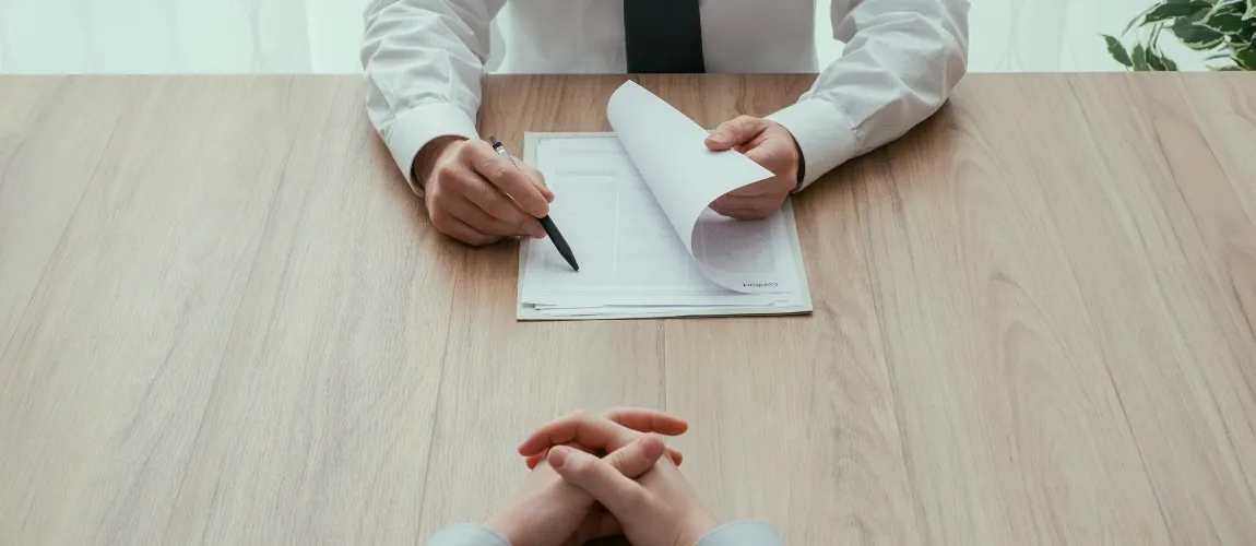 Arbeitgeber und Arbeitnehmer am Schreibtisch bei einem Vorstellungsgespräch