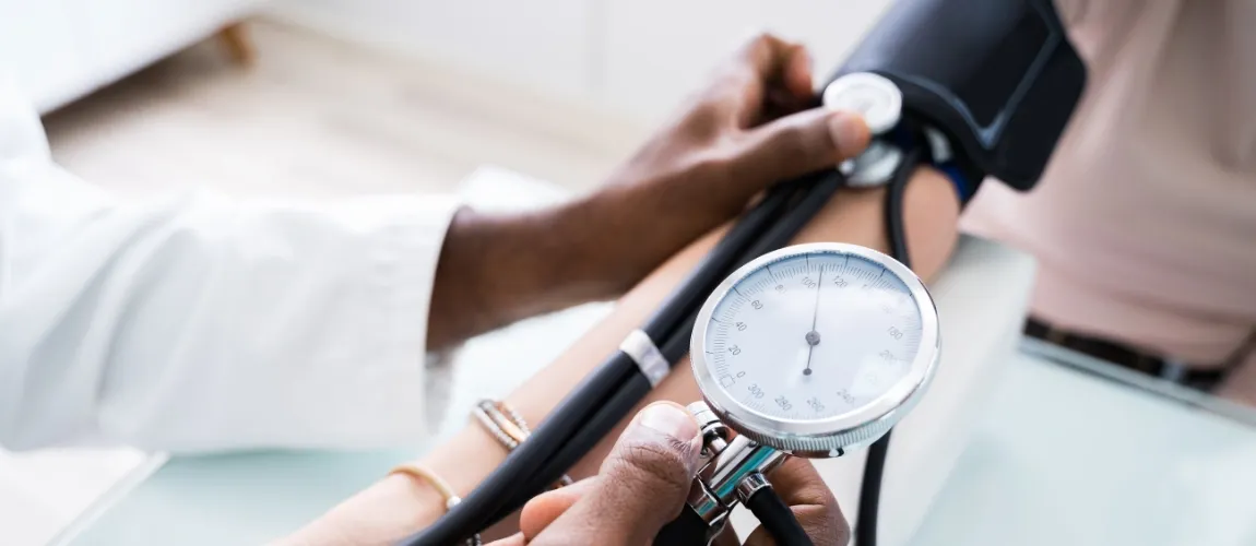 Bluthochdruck - Ein Arzt misst den Blutdruck eines Patienten. 