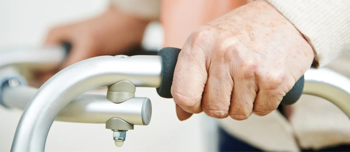 Frau mit Pflegegrad 1 läuft mit einem Rollator. 