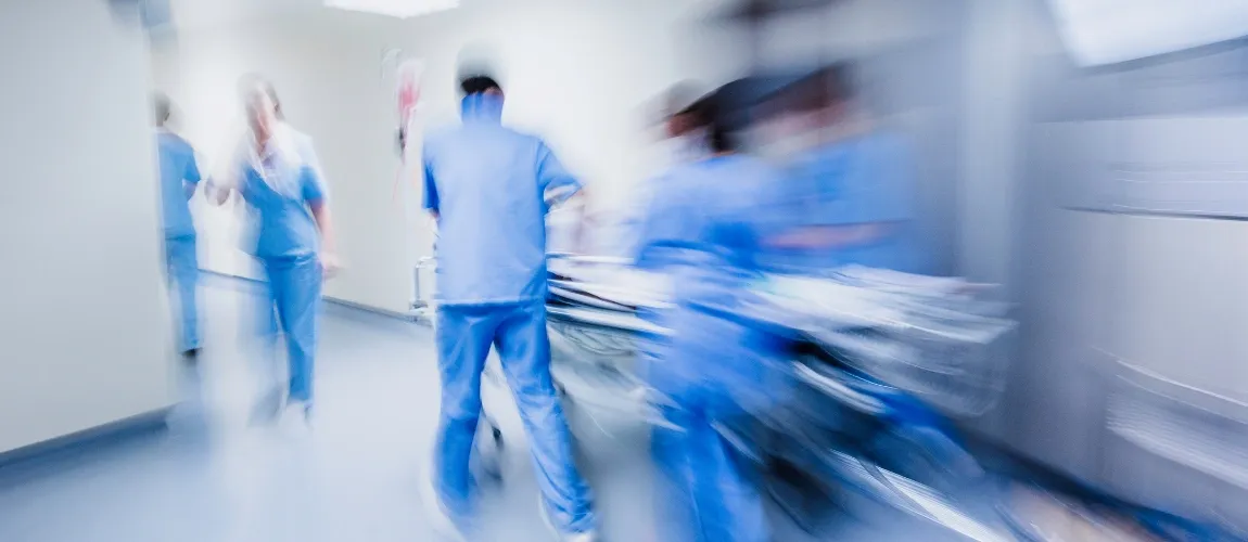 Pflegefachkräfte arbeiten im Krankenhaus. 