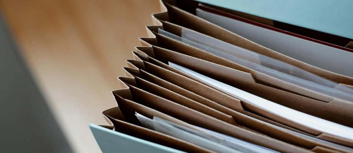 Nahaufnahme einer Mappe mit Akten.