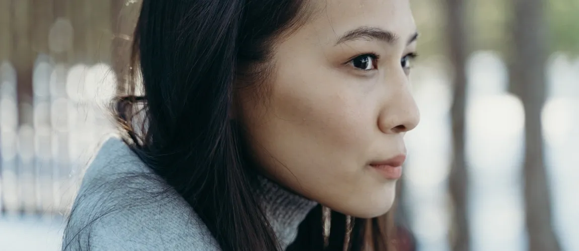 Nahaufnahme einer Frau mit ihrer Wangenkontur.