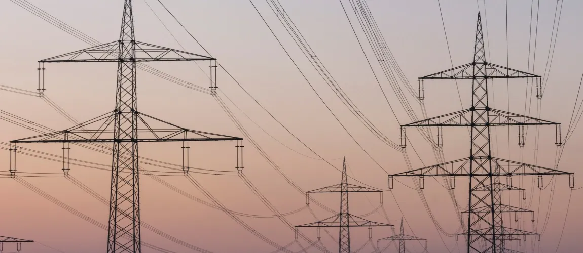 Strommasten vor einem Sonnenuntergang.