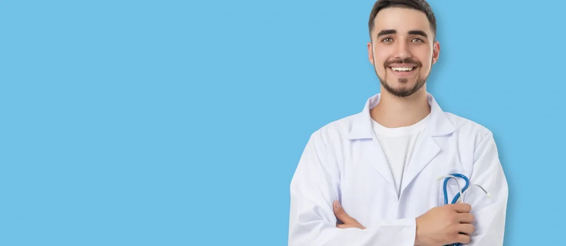 Eine medizinische Fachkraft in Berufskleidung lächelt in die Kamera.