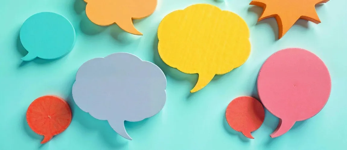 Bunte Darstellung von Sprechblasen.