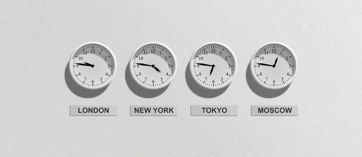 Abbildung von vier Uhren, die unterschiedliche Zeitzonen zeigen.
